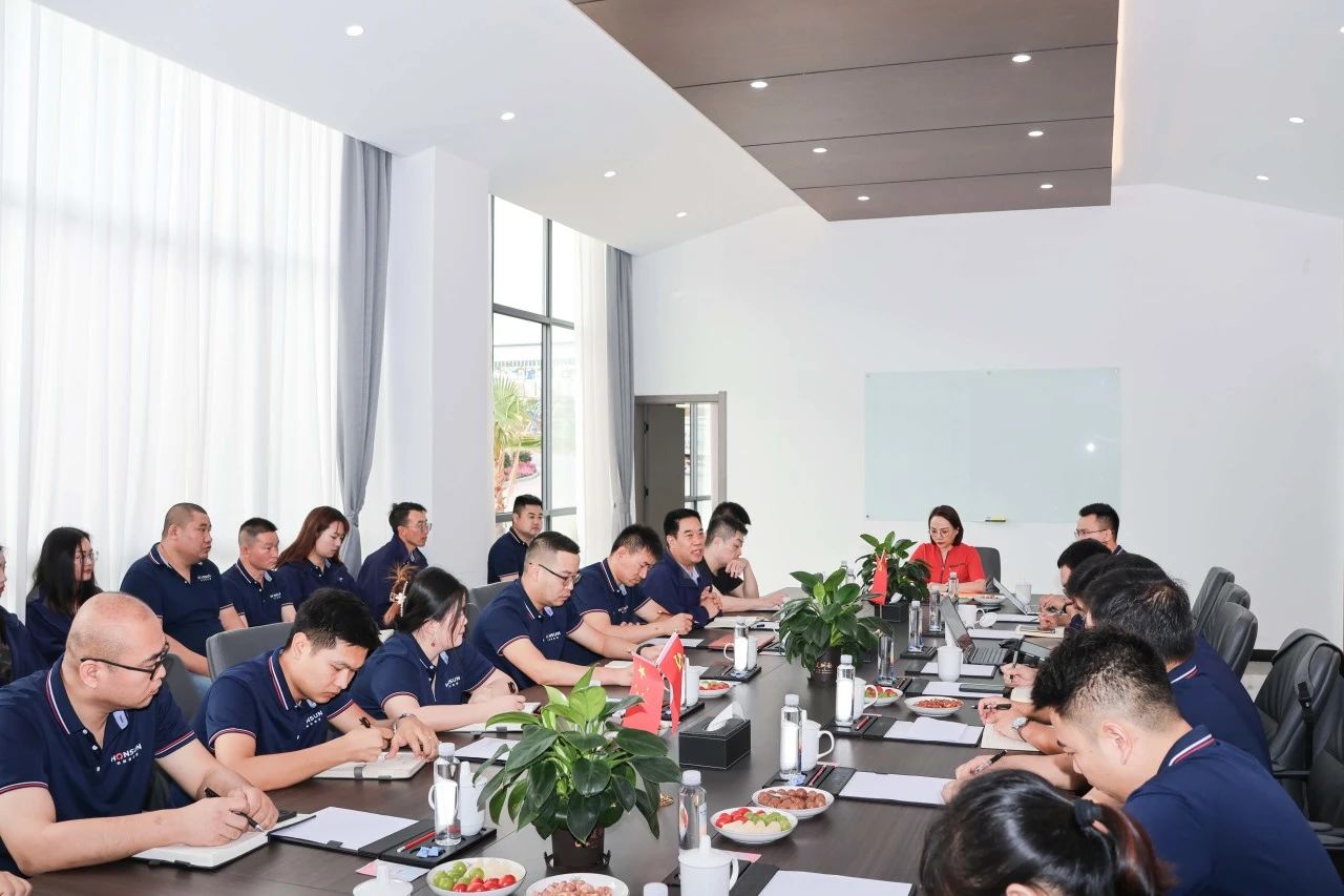 2集團董事長歐陽少紅一行蒞臨鴻新新能源視察指導，看望慰問生產(chǎn)一線員工.jpg